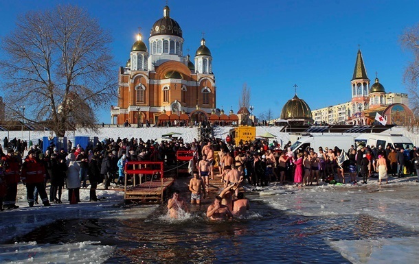 Более трех тысяч спасателей будут дежурить у водоемов на Крещение