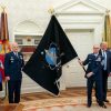 Эгоцентричный подход Америки: гордо развевающийся флаг космических войск США и супер-пупер ракеты