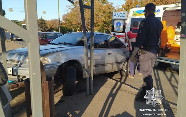 В Мариуполе легковушка въехала в остановку, есть пострадавшие