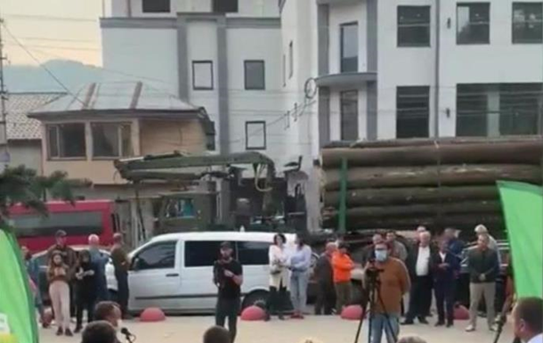На Закарпатье во время речи губернатора вывозили лес кругляк