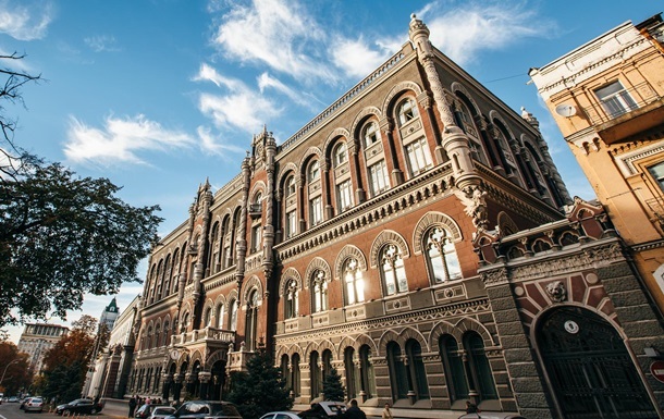 Нацбанк значительно сократил продажу валюты на межбанке
