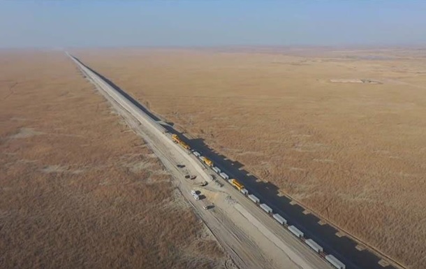 В Китае показали стройку железной дороги в пустыне