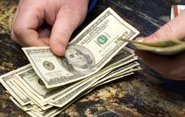 В начале года украинцы больше продают валюты, чем покупают