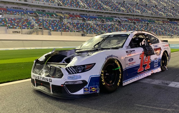 Во время гонки NASCAR у авто оторвался капот