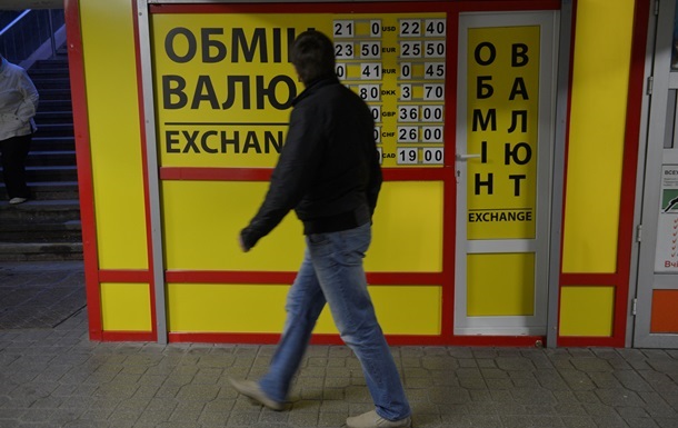 Украинцы вновь начали скупать валюту