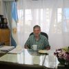 В Аргентине чиновник привился Спутник V с портретом Путина в руках