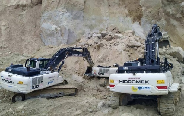 На Львовщине оползень накрыл экскаватор, погиб водитель