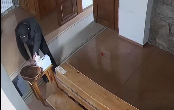 В церкви на Закарпатье вор перекрестился и украл деньги