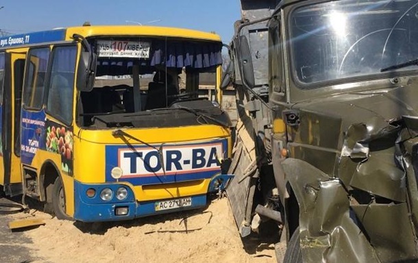 В Луцке грузовик протаранил маршрутку