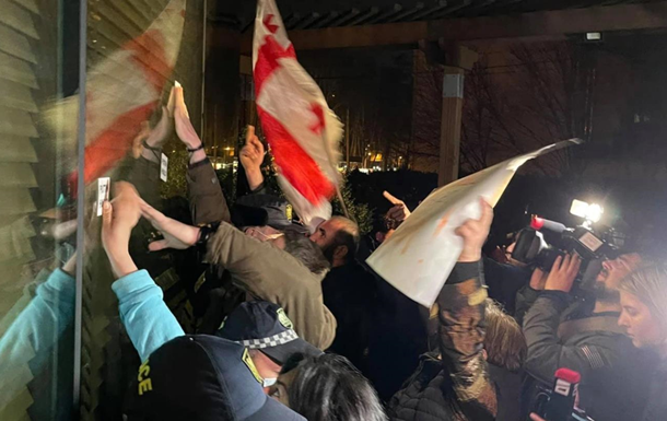 В Тбилиси забросали яйцами гостиницу, где остановился Познер