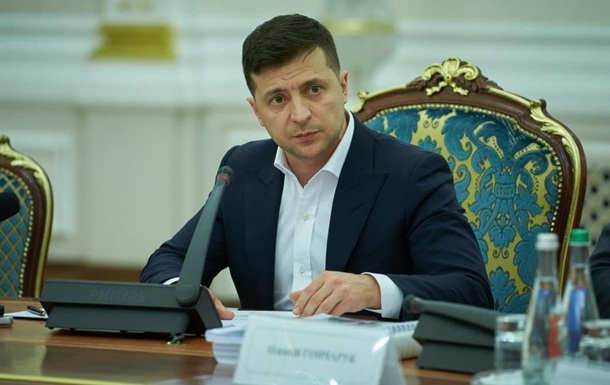 Зеленский подписал закон, приравнивающий е-паспорта к бумажным