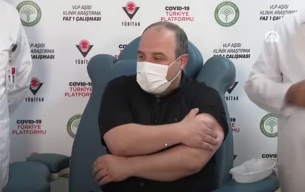 Турецкий министр стал участником испытаний отечественной COVID-вакцины