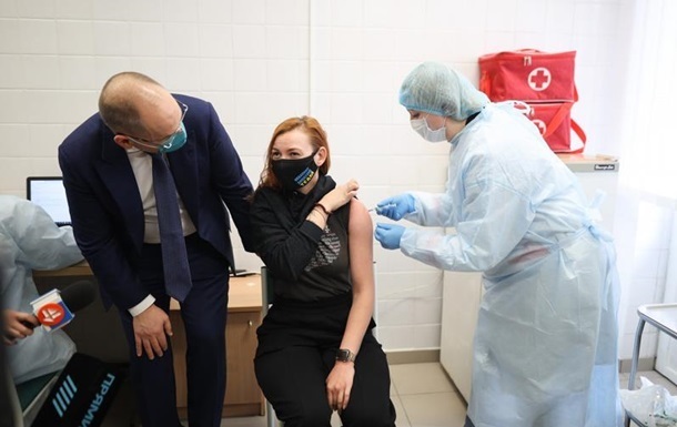 МОЗ уничтожил данные публичных лиц, хотевших вакцинироваться вне очереди