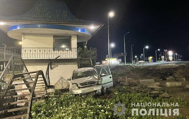 Под Черкассами авто на скорости влетело в пост полиции