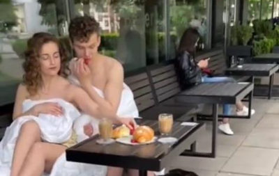 По улицам Ровно гуляла голая пара в одеялах