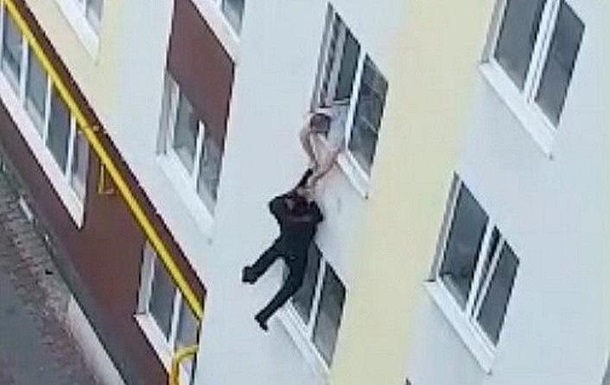 На Волыни мужчина спрыгнул с четвертого этажа и убежал