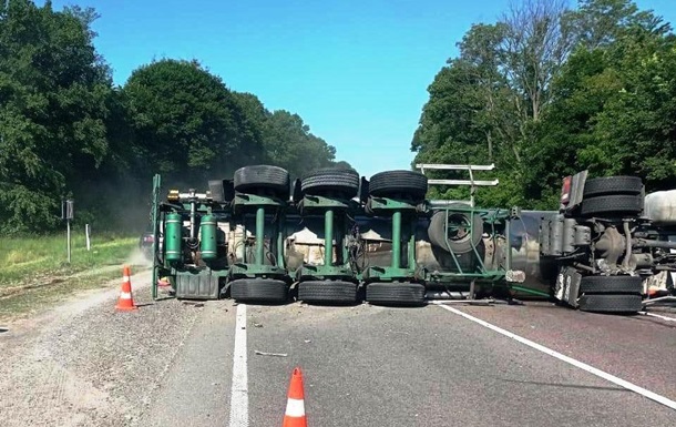 Во Львовской области произошло тройное ДТП, есть пострадавшие