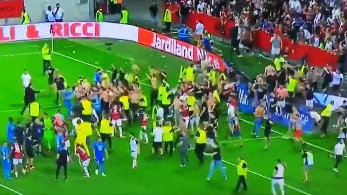 Фанаты Ниццы прорвались на поле, чтобы разобраться с игроком Марселя