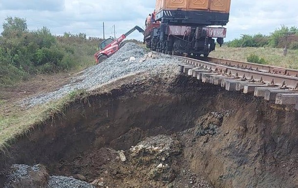 Провал на Буковине: график и маршрут поездов снова изменены