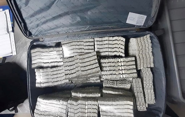 В Борисполе у иностранца обнаружили целый чемодан наркотиков
