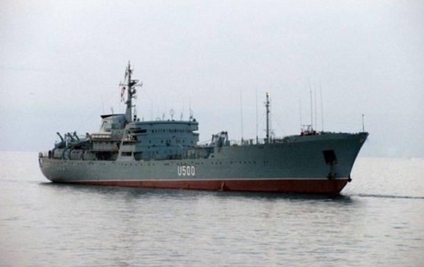 Украинский корабль, двигавшийся к Керченскому проливу, взял обратный курс