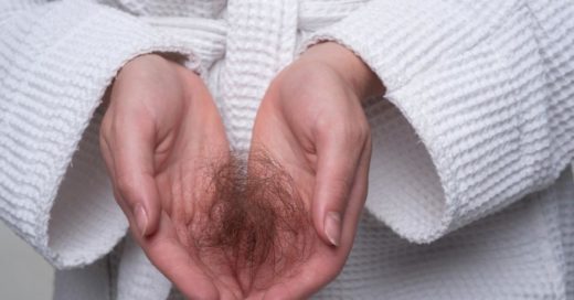 Выпадение волос - одно из наиболее частых последствий COVID-19. Как вам их сохранить?