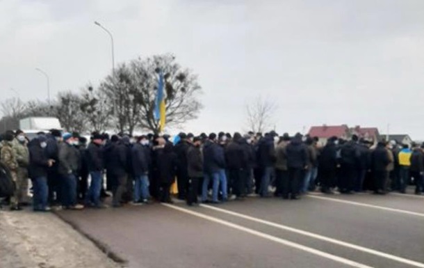 На Львовщине полсотни человек перекрыли трассу Киев-Чоп