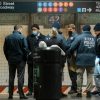 В метро Нью-Йорка столкнули под поезд женщину