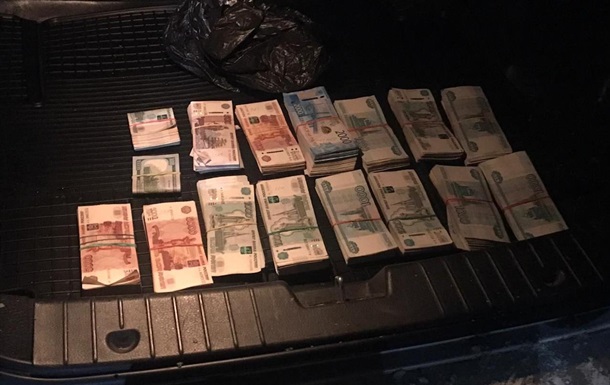 На Донбассе задержали авто с миллионом рублей РФ