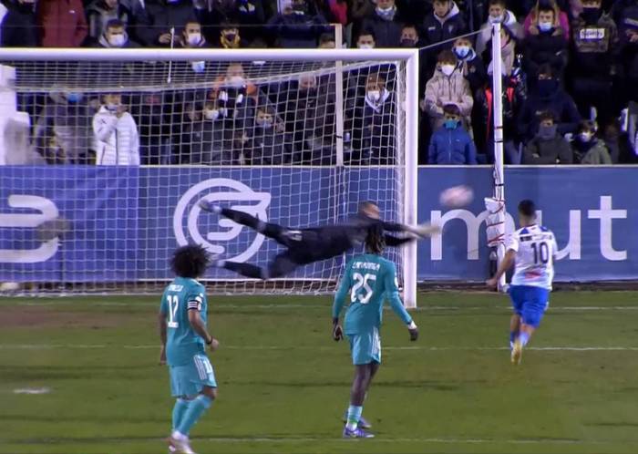Лунин в эффектном прыжке спас Реал от верного гола