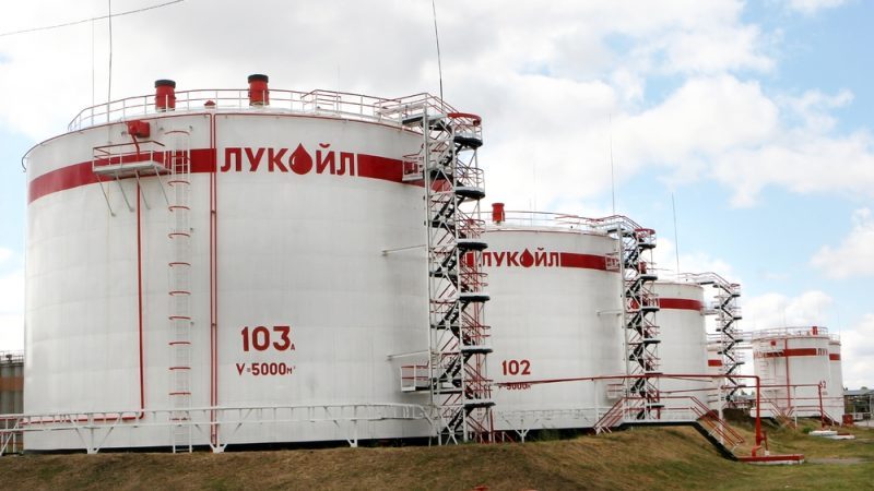 Украина закупает огромное количество российского топлива в Болгарии