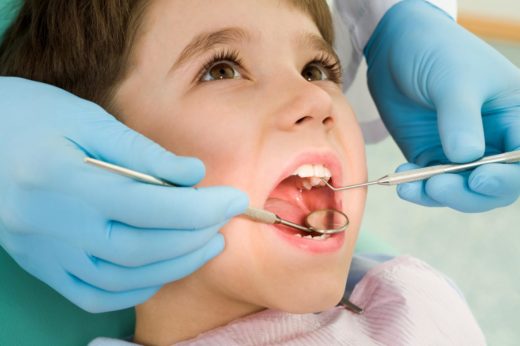 Почему на молочных зубах возникает кариес и как его лечить
