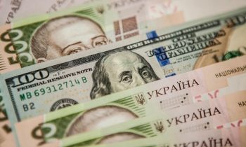 Гривна в обменниках продолжает укрепляться